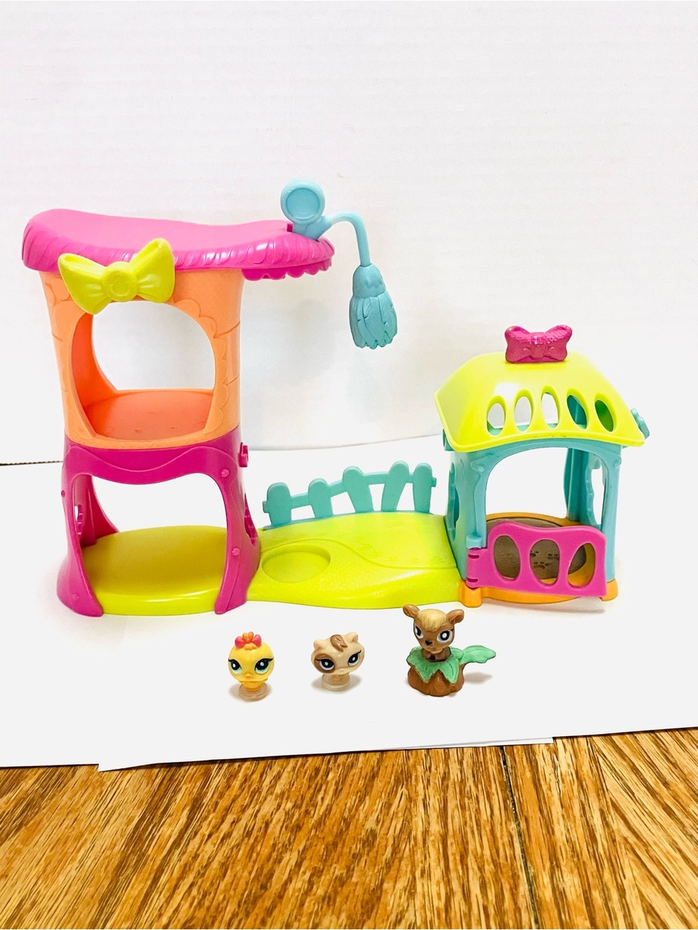 Littlest Pet Shop 2010 Meow Manor Playset Incomplete With 3 Tiny Figures